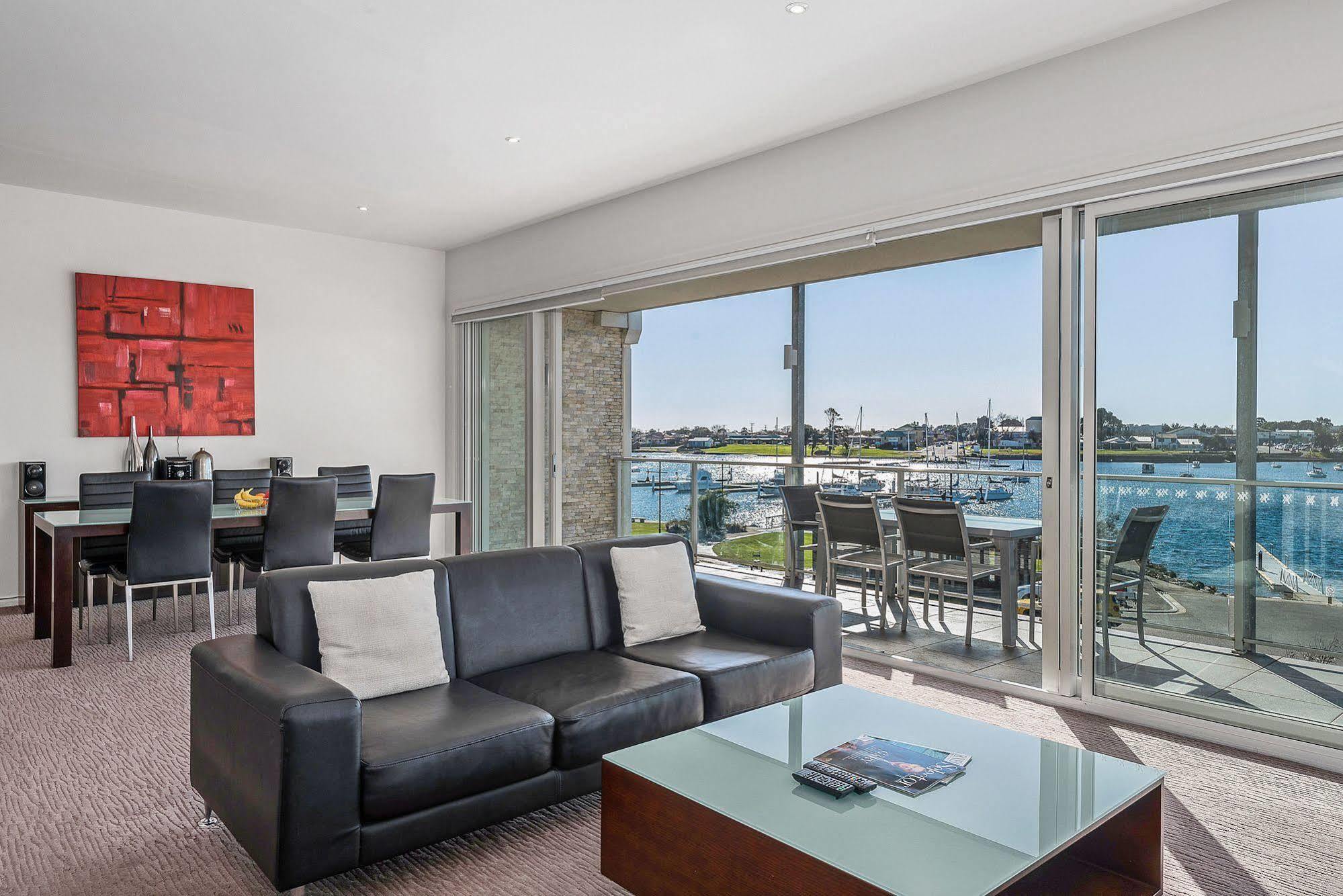 York Cove Hotel Джордж Таун Екстериор снимка
